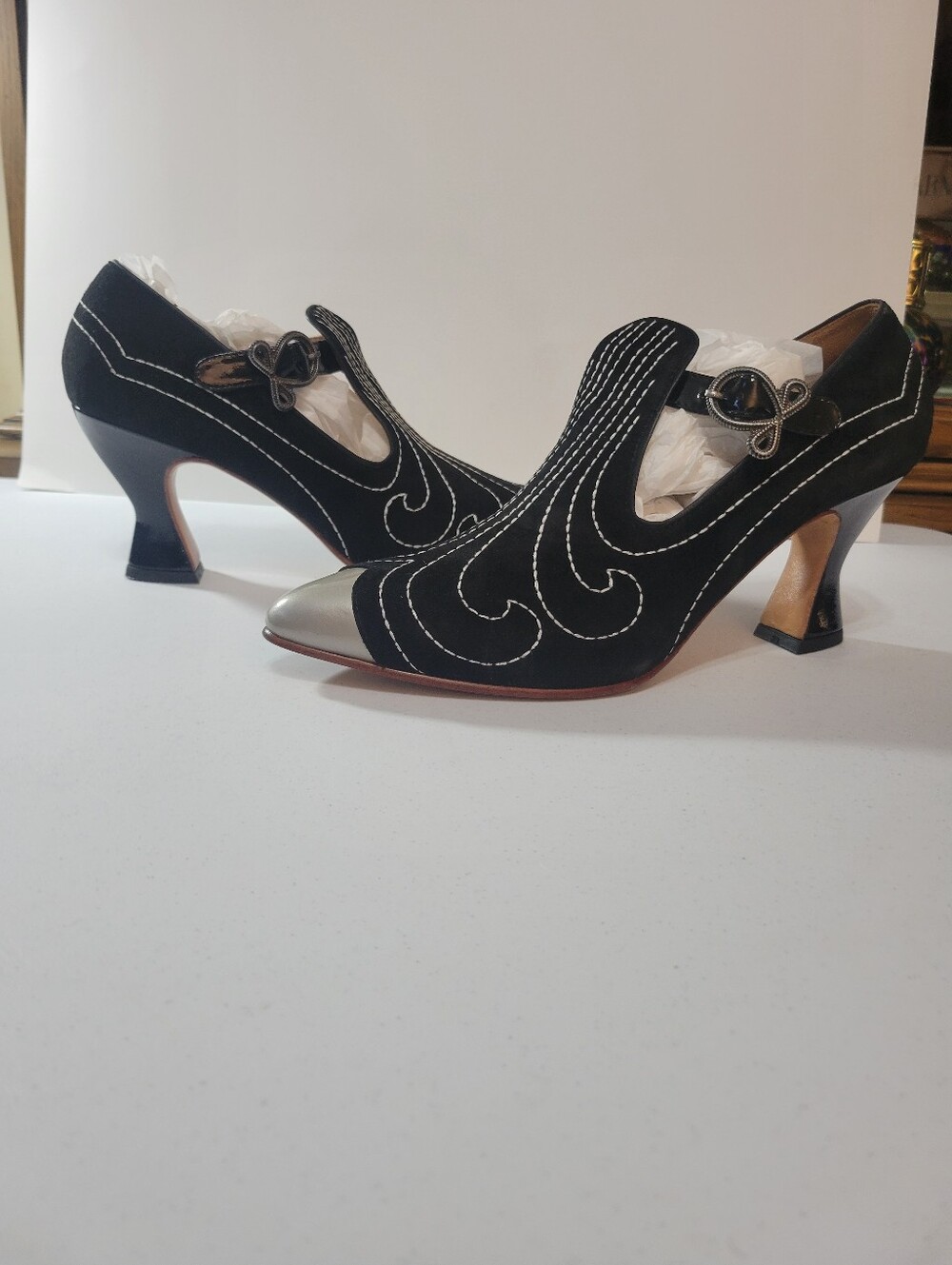 NIB Rare John Fluevog The Poser Somani T-Strap Embroidered Suede Heels - Size 9
